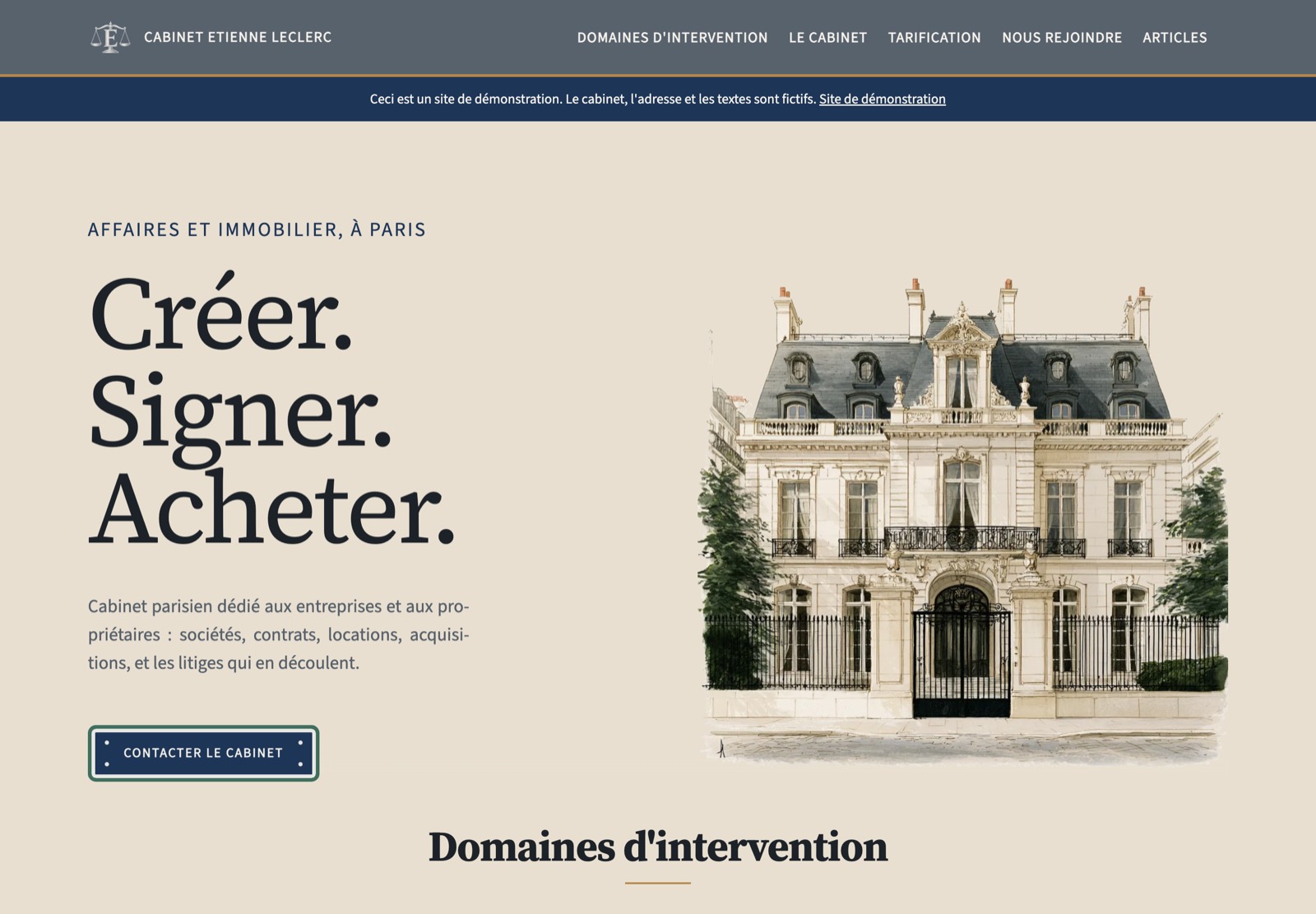 Page d'accueil du site de démonstration : un bandeau annonce que le cabinet est fictif, le titre « Créer. Signer. Acheter. » ouvre la page, et une illustration dessinée d'un hôtel particulier haussmannien occupe la droite.